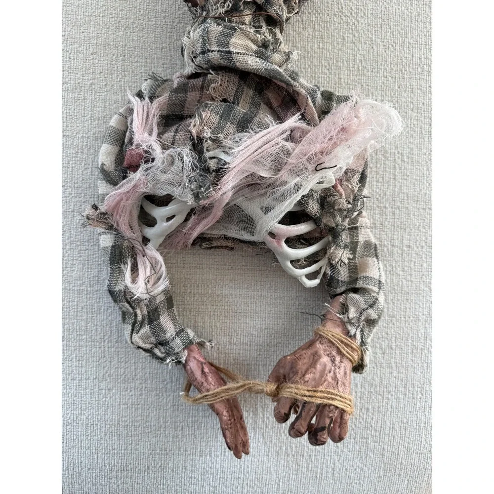 Zombie Torso Halloween Prop Severed Head Horror Haunted House Decor Screaming
